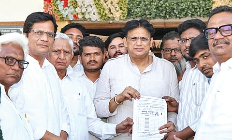 ಈಶಾನ್ಯ ಶಿಕ್ಷಕರ ಕ್ಷೇತ್ರದ ವಿಧಾನ ಪರಿಷತ್ ಚುನಾವಣೆ ಕಾಂಗ್ರೆಸ್ ಅಭ್ಯರ್ಥಿ ಶರಣಪ್ಪ ಮಟ್ಟೂರ ಪರ ಜೇವರ್ಗಿಯಲ್ಲಿ ಸಚಿವ ಡಾ.ಅಜಯಸಿಂಗ್ ಮತಯಾಚಿಸಿದರು. ಶರಣಪ್ಪ ಮಟ್ಟೂರ, ಅಲ್ಲಮಪ್ರಭು ಪಾಟೀಲ್, ಚಂದ್ರಶೇಖರ ಪಾಟೀಲ್, ಡಾ.ಕಿರಣ ದೇಶಮುಖ ಇತರರಿದ್ದರು.