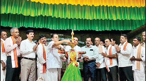 ನೂತನ ಪದಾಧಿಕಾರಿಗಳ ಪದಗ್ರಹಣ ಕಾರ್ಯಕ್ರಮವನ್ನು ಶ್ರೀ ಸುಬ್ರಹ್ಮಣ್ಯೇಶ್ವರ ಎಜುಕೇಶನ್ ಟ್ರಸ್ಟ್ನ ಕಾರ್ಯದರ್ಶಿ ಕೃಷ್ಣ ಶರ್ಮ ಪಿ. ಉದ್ಘಾಟಿಸಿದರು. ಪ್ರಮುಖರಾದ ಆನಂದ ಸುವರ್ಣ, ಸತೀಶ್, ಬಾಬುನಾಯ್ಕ, ಸುಂದರ ಗೌಡ ಉಪಸ್ಥಿತರಿದ್ದರು.