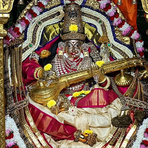 ನವರಾತ್ರಿ ಪ್ರಯುಕ್ತ ಶ್ರೀ ಶಾರದೆ ಶುಕ್ರವಾರ ವೀಣಾಶಾರದಾಲಂಕಾರದಲ್ಲಿ ಕಂಗೊಳಿಸಿದಳು.