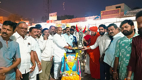 ಗುಳೇದಗುಡ್ಡದಲ್ಲಿ ಆರ್ಎಸ್ಎಸ್ನ ವಿಜಯದಶಮಿ ಪಥಸಂಚಲನದ ಅಂಗವಾಗಿ ಭಾರತಮಾತೆ ಹಾಗೂ ಗೋಮಾತೆ ಪೂಜೆ ಸಲ್ಲಿಸಲಾಯಿತು. ಶಾಂತಗೌಡ ಪಾಟೀಲ, ಕಾಡಸಿದ್ಧೇಶ್ವರ ಶ್ರೀಗಳು, ವಿಠ್ಠಲ ಪತ್ತಾರ, ಸಂಪತ್ತಕುಮಾರ ರಾಠಿ, ಕಮಲಕಿಶೋರ ಮಾಲಪಾಣಿ, ಭುವನೇಶ ಪೂಜಾರ ಇತರರಿದ್ದರು.