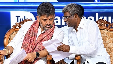 ಉಡುಪಿಯ ಉಚ್ಚಿಲಕ್ಕೆ ಆಗಮಿಸಿದ್ದ ಸಿಎಂ ಡಿ.ಕೆ. ಶಿವಕುಮಾರ್ ಅವರಿಗೆ ಅರಣ್ಯಾಧಿಕಾರಿಗಳ ವಿರುದ್ಧ ಸಂಸದ ಕೋಟ ಶ್ರೀನಿವಾಸ ಪೂಜಾರಿ ಲಿಖಿತ ದೂರು ನೀಡಿದರು.