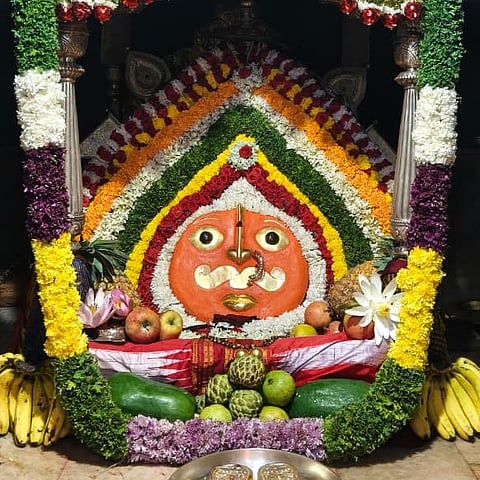 ಹುಲಿಗಿಯಲ್ಲಿ ಶುಕ್ರವಾರ ಶ್ರೀ ಹುಲಿಗೆಮ್ಮ ದೇವಿಗೆ ವಿಶೇಷ ಅಲಂಕಾರ ಮಾಡಲಾಗಿತ್ತು.