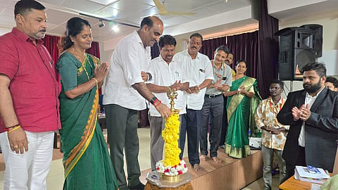 ಉಡುಪಿಯಲ್ಲಿ ಆಯೋಜಿಸಿದ್ದ ಯುವ ಸಂಸತ್ ಕಾರ್ಯಕ್ರಮವನ್ನು ಯಶ್ಪಾಲ್ ಸುವರ್ಣ ಉದ್ಘಾಟಿಸಿದರು. ಎಂ.ಎ. ಗಫೂರ್, ದಿನಕರ ಹೇರೂರು, ರಮೇಶ ಕಾಂಚನ್, ಸುರೇಖಾ ಕೆ., ರಾಘವೇಂದ್ರ ವರ್ಣೇಕರ್, ಡಾ.ಯಲ್ಲಮ್ಮ ಇತರರಿದ್ದರು.