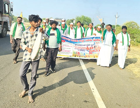 ಅಫಜಲಪುರ ತಾಲೂಕು ಶಾಶ್ವತ ನೀರಾವರಿ ಹೋರಾಟ ಸಮಿತಿ ಹಮ್ಮಿಕೊಂಡಿರುವ ಎರಡನೇ ದಿನದ ಪಾದಯಾತ್ರೆಯಲ್ಲಿ ಶ್ರೀಮಂತ ಬಿರಾದಾರ, ರಮೇಶ ಪಾಟೀಲ್, ರಮೇಶ ಶೆಟ್ಟಿ, ಭೀಮರಾವ ಗೌರ ಇತರರಿದ್ದರು.