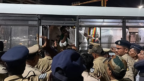 ರೈತರನ್ನು ವಶಕ್ಕೆ ಪಡೆದ ಪೊಲೀಸರು: ಟೆಂಟ್ ತೆರವು, ಪ್ರತಿಭಟನೆ ನಿರಂತರ