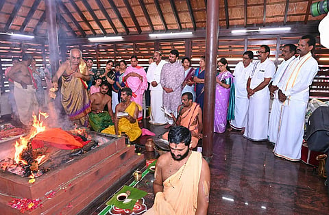 ಉಡುಪಿ ಉಚ್ಚಿಲ ದಸರಾಗೆ ಅಂಗವಾಗಿ ನಡೆದ ಚಂಡಿಕಾಯಾಗದಲ್ಲಿ ಉದ್ಯಮಿ ಆನಂದ ಸಿ.ಕುಂದರ್ ಕುಟುಂಬಸ್ಥರು ಭಾಗವಹಿಸಿದ್ದರು. ಪ್ರಮುಖರಾದ ನಾಡೋಜ ಜಿ.ಶಂಕರ್, ಜಯ ಸಿ.ಕೋಟ್ಯಾನ್, ಗಿರಿಧರ ಸುವರ್ಣ, ಸತೀಶ್ ಅಮೀನ್ ಬಾರ್ಕೂರು ಮತ್ತಿತರರಿದ್ದರು.