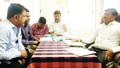 ಪಾವಗಡ ಸಾರ್ವಜನಿಕ ಆಸ್ಪತ್ರೆಯಲ್ಲಿ ಹಮ್ಮಿಕೊಂಡಿದ್ದ ಆರೋಗ್ಯ ರಕ್ಷಾ ಸಮಿತಿ ಸಭೆಯಲ್ಲಿ ಮಧುಗಿರಿ ಉಪವಿಭಾಗಾಧಿಕಾರಿ ಗೋಟೂರು ಶಿವಪ್ಪ, ತಾಪಂ ಇಒ ಮಧುಸೂದನ್, ಆರೋಗ್ಯಾಧಿಕಾರಿ ಡಾ.ನಾಗೇಶ್, ಗ್ರಾಮಾಂತರ ವೃತ್ತ ನಿರೀಕ್ಷಕ ಕೊಟ್ರೇಶಿ, ಪುರಸಭೆ ಹಿರಿಯ ಆರೋಗ್ಯಾಧಿಕಾರಿ ಶಂಶುದ್ದೀನ್, ಬೆಸ್ಕಾಂ ಅಧಿಕಾರಿಗಳು, ಆಸ್ಪತ್ರೆ ಸಿಬ್ಬಂದಿ ಇದ್ದರು.