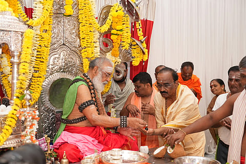 ಜಮಖಂಡಿ ನಗರದ ಕಲೂತಿ ಕಲ್ಯಾಣ ಮಂಟಪದಲ್ಲಿ ಬಾಳೆಹೊನ್ನೂರು ರಂಭಾಪುರಿ ಮಹಾಪೀಠದ ಜಗದ್ಗುರು ಡಾ. ವೀರಸೋಮೇಶ್ವರ ರಾಜದೇಶಿಕೇಂದ್ರ ಶಿವಾಚಾರ್ಯ ಶ್ರೀಗಳು ಇಷ್ಟಲಿಂಗ ಮಹಾಪೂಜೆ ನೆರವೇರಿಸಿದರು, ಶಾಸಕ ನಾಡೋಜ ಜಗದೀಶ ಗುಡಗುಂಟಿ ಇಷ್ಟಲಿಂಗ ಮಹಾಪೂಜೆಯಲ್ಲಿ ಪಾಲ್ಗೊಂಡಿದ್ದರು.