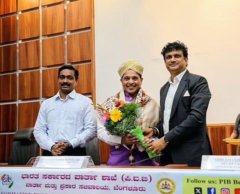 ಬೆಂಗಳೂರಿನಲ್ಲಿ ನಡೆದ ಕಾರ್ಯಾಗಾರದಲ್ಲಿ ಭಾರತದ ಪತ್ರಿಕಾ ನೋಂದಣಿಯ ಪ್ರಧಾನ ಮಹಾನಿರ್ದೇಶಕ ಯೋಗೇಶ ಕುಮಾರ ಬವೇಜಾ ಅವರನ್ನು ಸನ್ಮಾನಿಸಿ ಗೌರವಿಸಲಾಯಿತು. ವಾರ್ತಾ ಇಲಾಖೆಯ ಕಾರ್ಯದರ್ಶಿಗಳಾದ ಜೆ. ಮಂಜುನಾಥ್ ಹಾಗೂ ಆಯುಕ್ತರಾದ ಎಂ.ಎನ್. ಅನುಚೇತ್ ಇದ್ದಾರೆ.
