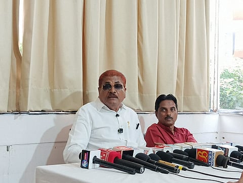 ವಿಜಯಪುರ ನಗರದಲ್ಲಿ ಕೆಪಿಸಿಸಿ ವಕ್ತಾರ ಎಸ್.ಎಂ. ಪಾಟೀಲ ಗಣಿಹಾರ ಸುದ್ದಿಗೋಷ್ಠಿ ನಡೆಸಿದರು. ಮುಖಂಡ ಎಂ.ಸಿ. ಮುಲ್ಲಾ ಇದ್ದಾರೆ.