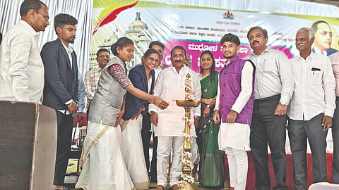 ಮುಧೋಳ ನಗರದ ಡಾ. ಬಿ.ಆರ್. ಅಂಬೇಡ್ಕರ್ ಭವನದಲ್ಲಿ ಶುಕ್ರವಾರ ಆಯೋಜಿಸಿದ್ದ ಮುಧೋಳ ತಾಲೂಕು ಮಟ್ಟದ ಯುವ ಸಂಸತ್ ಸ್ಪರ್ಧೆ ಶಾಸಕ ಆರ್.ಬಿ. ತಿಮ್ಮಾಪೂರ ಉದ್ಘಾಟಿಸಿದರು. ಸಂಗಪ್ಪ ಇಮ್ಮನವರ, ಶ್ವೇತಾ ಬಿಡಿಕರ, ಡಾ.ಚಿಕ್ಕಪ್ಪ ನಾಯಕ ಇದ್ದರು.
