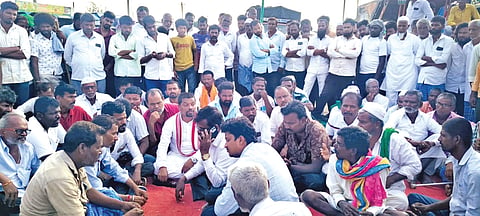 ರೈತರಿಗೆ ಸೂಕ್ತ ಬರ ಪರಿಹಾರ ನೀಡಬೇಕು, ಕಳಪೆ ರಸ್ತೆ ಕಾಮಗಾರಿ ಕುರಿತು ತನಿಖೆ ನಡೆಸಬೇಕು ಎಂಬುದು ಸೇರಿ ವಿವಿಧ ಬೇಡಿಕೆ ಈಡೇರಿಕೆಗೆ ಒತ್ತಾಯಿಸಿ ಯಡ್ರಾಮಿ ತಾಲೂಕಿನ ಇಜೇರಿಯಲ್ಲಿ ಗ್ರಾಮೀಣ ಅಭಿವೃದ್ಧಿ ಹೋರಾಟ ಸಮಿತಿಯಿಂದ ಯಡ್ರಾಮಿ& ಜೇವರ್ಗಿ ರಸ್ತೆಯಲ್ಲಿ ಸಂಚಾರ ಬಂದ್ ಮಾಡಿ ಹಮ್ಮಿಕೊಂಡಿದ್ದ ಪ್ರತಿಭಟನಾ ಸ್ಥಳಕ್ಕೆ ತಹಸೀಲ್ದಾರ್ ಯಲ್ಲಪ್ಪ ಸುಬೇದಾರ್ ಭೇಟಿ ನೀಡಿ ಸಮಸ್ಯೆ ಆಲಿಸಿದರು. ಶ್ರವಣಕುಮಾರ ನಾಯಕ್, ಪ್ರಭು ಸುಂಬಡ, ರವಿ ಯಂಕಂಚಿ, ಲಾಲ್ ಪಟೇಲ್, ಗುಂಡಪ್ಪ ಹಾಲಗಡ್ಲ, ಶರಣಗೌಡ, ರಮೇಶ ಮೇಲಗಿರಿ ಇತರರಿದ್ದರು.