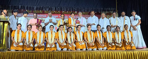ಕಾಪು ಶ್ರೀ ಹೊಸಮಾರಿಗುಡಿ ದೇವಸ್ಥಾನದಲ್ಲಿ ನಡೆದ ಕುಣಿತ ಭಜನೆ ಸ್ಪರ್ಧೆ ವಿಜೇತ ಕುಳಾಯಿ ಬಾಲವಿಕಾಸ ಭಜನಾ ಮಂಡಳಿಗೆ ಬಹುಮಾನ ವಿತರಿಸಲಾಯಿತು. ಪ್ರಮುಖರಾದ ರತ್ನಾಕರ ಶೆಟ್ಟಿ, ವಾಸುದೇವ ಶೆಟ್ಟಿ, ಉದಯ ಸುಂದರ ಶೆಟ್ಟಿ, ಭಾಸ್ಕರ ಶೆಟ್ಟಿ ಮತ್ತಿತರರಿದ್ದರು.