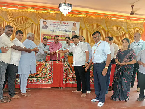 ಹುಕ್ಕೇರಿ ತಾಲೂಕಿನ ದಡ್ಡಿ ಗ್ರಾಮದಲ್ಲಿ ನಡೆದ ಪ್ರಜಾಸೇವೆ ಕಾರ್ಯಕ್ರಮವನ್ನು ತಹಶಿಲ್ದಾರ ಬಲರಾಮ ಕಟ್ಟಿಮನಿ ಉದ್ಘಾಟಿಸಿದರು. ಕಿರಣ ರಜಪೂತ ಇದ್ದರು.