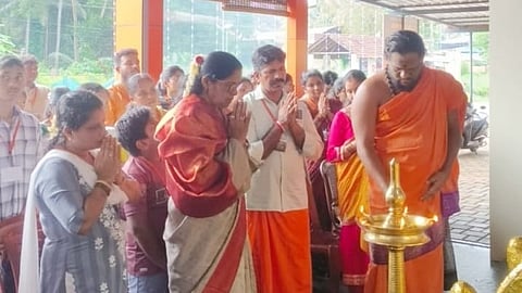 ಉಡುಪಿ ಕಟಪಾಡಿಯ ಶ್ರೀಕ್ಷೇತ್ರ ಶಂಕರಪುರದ ಶ್ರೀ ಸಾಯಿ ಮುಖ್ಯಪ್ರಾಣ ದೇವಸ್ಥಾನದಲ್ಲಿ ಸಾಮೂಹಿಕ ಹನುಮಾನ ಚಾಲೀಸಾ ಪಠಣಕ್ಕೆ ಸಾಯಿ ಈಶ್ವರ ಗುರೂಜಿ ಚಾಲನೆ ನೀಡಿದರು. ಸತೀಶ ದೇವಾಡಿಗ, ಲಾವಣ್ಯಾ, ವಿನೋದ, ರಾಜೇಶ ಇನ್ನಂಜೆ, ರಾಘವೇಂದ್ರ ಪ್ರಭು ಕರ್ವಾಲು ಇತರರಿದ್ದರು.