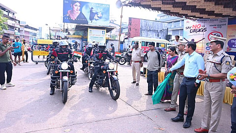ಉಡುಪಿಯ ಕ್ಲಾಕ್ ಟವರ್ ಬಳಿ ಕೇರಳ ಪೊಲೀಸರ ರಾಷ್ಟ್ರೀಯ ಬೈಕ್ ರ್ಯಾಲಿ ಮುಂದುವರಿಕೆಗೆ ಅಬೀದ್ ಗದ್ಯಾಳ, ಹರಿರಾಮ ಶಂಕರ ಚಾಲನೆ ನೀಡಿದರು. ಸುಧಾಕರ ನಾಯ್ಕ, ಬೆಳ್ಳಿಯಪ್ಪ, ಅನಿತಾ ಎಂ. ಇತರರಿದ್ದರು.