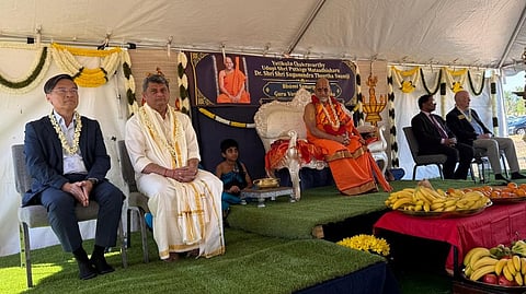 ಅಮೆರಿಕದ ಹ್ಯೂಸ್ಟನ್ನಲ್ಲಿ ಉಡುಪಿ ಪುತ್ತಿಗೆ ಮಠದಿಂದ ಶ್ರೀಕೃಷ್ಣ ವೃಂದಾವನ ನಿರ್ಮಾಣಕ್ಕಾಗಿ ಸುಗುಣೇಂದ್ರ ಶ್ರೀಗಳ ಉಪಸ್ಥಿತಿಯಲ್ಲಿ ಭೂಮಿ ಸಮರ್ಪಣೆ ಕಾರ್ಯಕ್ರಮ ನಡೆಯಿತು. ಡಿ.ಸಿ. ಮಂಜುನಾಥ, ಆ್ಯಂಡಿ ಮೇಯರ್ಸ್, ನ್ಯಾ.ಡೇನಿಯಲ್ ವಾಂಗ್, ನ್ಯಾ.ಸುರೇಂದ್ರನ್ ಪಿ. ಇತರರಿದ್ದರು.