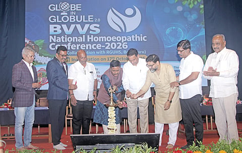 ಬಾಗಲಕೋಟೆಯಲ್ಲಿ ರಾಷ್ಟ್ರೀಯ ಹೋಮಿಯೋಪಥಿ ಸಮ್ಮೇಳನಕ್ಕೆ ರಾಜೀವ ಗಾಂಧಿ ಆರೋಗ್ಯ ವಿಜ್ಞಾನಗಳ ವಿವಿ ಮೌಲ್ಯಮಾಪನ ವಿಭಾಗದ ಸಹಾಯಕ ಕುಲಸಚಿವ ಡಾ. ರಮೇಶ್ ಜಿ.ಎಚ್. ಚಾಲನೆ ನೀಡಿದರು. ಡಾ. ಶ್ರೀಕಾಂತ ಕೊಂಕಣಿ, ಮಹೇಶ ಅಥಣಿ, ಅಶೋಕ ಸಜ್ಜನ ಇತರರಿದ್ದರು.