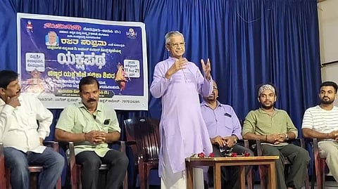 ಉಡುಪಿ ಕೊಡವೂರಿನಲ್ಲಿ ಆಯೋಜಿಸಿದ್ದ ಯಕ್ಷಗಾನ ಕಲಿಕಾ ಶಿಬಿರ ಉದ್ಘಾಟಿಸಿ ಪ್ರೊ. ಎಂ.ಎಲ್. ಸಾಮಗ ಮಾತನಾಡಿದರು. ಶೈಲೇಶ ತೀರ್ಥಹಳ್ಳಿ, ಪ್ರಕಾಶ ಜಿ. ಕೊಡವೂರು, ಎಂ.ಎಸ್. ಭಟ್, ಭಾಸ್ಕರ ಪಾಲನ್, ಅಕ್ಷತ ಅಮೀನ್, ಚಂದ್ರಕಾಂತ ಕುಂದರ್ ಇದ್ದರು.