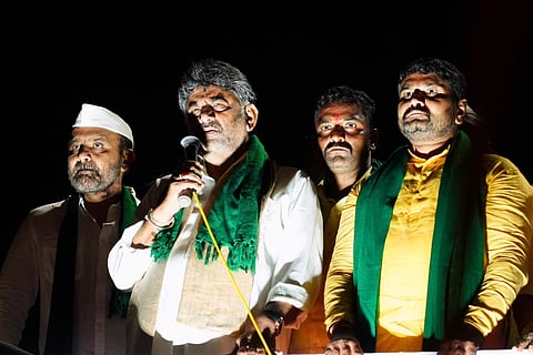 ಚನ್ನಮ್ಮನ ಕಿತ್ತೂರಿನಲ್ಲಿ ಶನಿವಾರ ಕಬ್ಬು ಬೆಳೆಗಾರರನ್ನು ಉದ್ದೇಶಿಸಿ ಮುಖ್ಯಮಂತ್ರಿ ಡಿ.ಕೆ. ಶಿವಕುಮಾರ್ ಮಾತನಾಡಿದರು.
