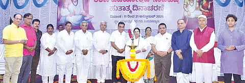ಬಸವಕಲ್ಯಾಣದ ಹರಳಯ್ಯನವರ ಗವಿಯಲ್ಲಿ ಶರಣ ವಿಜಯೋತ್ಸವ ನಾಡಹಬ್ಬ ಹುತಾತ್ಮ ದಿನಾಚರಣೆ ನಿಮಿತ್ತ ಶನಿವಾರ ಸಂಜೆ ಆಯೋಜಿಸಿದ್ದ ಗೋಷ್ಠಿಯನ್ನು ಎರಡನೇ ಹೆಚ್ಚುವರಿ ಜಿಲ್ಲಾ ಮತ್ತು ಸತ್ರ ನ್ಯಾಯಾಧೀಶ ಯಶ್ವಂತ ತವಾರೆ ಉದ್ಘಾಟಿಸಿದರು. ಪೂಜ್ಯ ಡಾ.ಗಂಗಾಂಬಿಕಾ ಅಕ್ಕ, ಹಿರಿಯ ಸಿವಿಲ್ ನ್ಯಾಯಾಧೀಶ ಹಣಮಂತರಾವ ಕುಲಕರ್ಣಿ, ಸಂತೋಷ ನಾಗರಾಳೆ, ಮಲ್ಲಿಕಾರ್ಜುನ ಕುರಕೋಟೆ, ಭದ್ರಿನಾಥ ಪಾಟೀಲ, ಶಿವರಾಜ ಶಾಶೆಟ್ಟಿ, ಗುರುನಾಥ ಗಡ್ಡೆ, ನರಸಿಂಗರೆಡ್ಡಿ ಗದಲೇಗಾಂವ ಇತರರಿದ್ದರು.