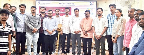 ಕಲಬುರಗಿಯ ಕೆಕೆಸಿಸಿಐ ಸಭಾಂಗಣದಲ್ಲಿ ಭಾನುವಾರ ಹಮ್ಮಿಕೊಂಡಿದ್ದ ಉದ್ಯೋಗ ಸೇತು ಮಾರ್ಗದರ್ಶನ ಕಾರ್ಯಕ್ರಮದಲ್ಲಿ ಶರಣಬಸಪ್ಪ ಪಪ್ಪಾ, ಶಿವರಾಜ ಇಂಗಿನಶೆಟ್ಟಿ, ಅನುದೀಪ ದಂಡೋತಿ, ಸತೀಶ, ಅಯ ಅಸ್ಪಳ್ಳಿ, ಆನಂದ ಹೋಳಕುಂದೆ ಇತರರಿದ್ದರು.