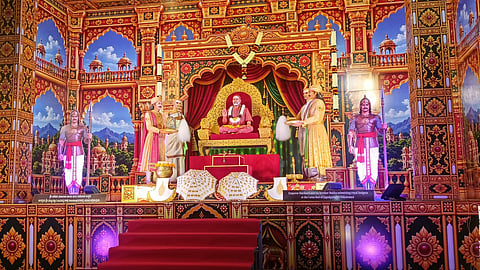ವಿಜಯನಗರ ಸಾಮ್ರಾಜ್ಯ ಸ್ಥಾಪನೆಗೆ ಜಗದ್ಗುರು ಶ್ರೀ ವಿದ್ಯಾರಣ್ಯರು ನೀಡಿದ ಮಾರ್ಗದರ್ಶನಕ್ಕೆ ಹಕ್ಕ-ಬುಕ್ಕರು ಕೃತಜ್ಞತೆ ತೋರಿಸುವ ಚಿತ್ರಪಟ.