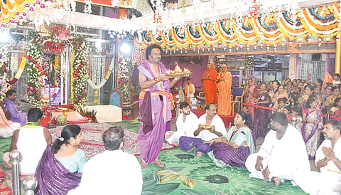 ಅಬ್ಬೆತುಮಕೂರಿನ ವಿಶ್ವಾರಾಧ್ಯರ ಸಿದ್ದಸಂಸ್ಥಾನ ಮಠದಲ್ಲಿ ಭಾನುವಾರ ನಡೆದ ನವರಾತ್ರಿ ಉತ್ಸವದಲ್ಲಿ ಪೀಠಾಧಿಪತಿ ಶ್ರೀ ಡಾ.ಗಂಗಾಧರ ಸ್ವಾಮೀಜಿ ಪಂಚ ಮಹಾಮಂಗಳಾರತಿ ನೆರವೇರಿಸಿದರು.