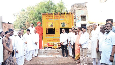 ಬಾಗಲಕೋಟೆ ಕಿಲ್ಲಾ ಪ್ರದೇಶದಲ್ಲಿ ಪರಿಷತ್ ಸದಸ್ಯ ಪಿ.ಎಚ್.ಪೂಜಾರ ಅವರು ಆರಂಭಿಸಿರುವ ವಿಸರ್ಜನಾ ಪಾತ್ರೆಯನ್ನು ಭಾನುವಾರ ಗುಳೇದಗುಡ್ಡ ಮರಡಿ ಮಠದ ಕಾಡಸಿದ್ಧೇಶ್ವರ ಶ್ರೀಗಳು ಚಾಲನೆ ನೀಡಿದರು. ಸಂಸದ ಪಿ.ಸಿ.ಗದ್ದಿಗೌಡರ, ಎಂಎಲ್ಸಿ ಪಿ.ಎಚ್.ಪೂಜಾರ, ಡಾ.ಶೇಖರ ಮಾನೆ ಇತರರು ಇದ್ದರು.