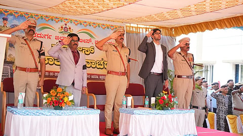 ಚಿತ್ರದುರ್ಗದಲ್ಲಿ ಬುಧವಾರ ಆಯೋಜಿಸಿದ್ದ ಪೊಲೀಸ್ ಹುತಾತ್ಮ ದಿನಾಚರಣೆಯಲ್ಲಿ ನ್ಯಾಯಾಽÃಶ ಗಂಗಾಧರ ಚನ್ನಬಸಪ್ಪ ಹಡಪದ, ಎಸ್ಪಿ ಕುಶಲ್ಚೌಕ್ಸೆ, ಸಿಇಒ ಡಾ.ಎಸ್. ಆಕಾಶ್, ಪಿಟಿಎಸ್ ಪ್ರಾಚಾರ್ಯ ಪಿ. ಪಾಪಣ್ಣ, ಎಎಸ್ಪಿ ಡಾ. ಶಿವಕುಮಾರ್ ಇದ್ದರು.