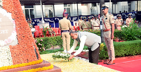 ಪೊಲೀಸ್ ಹುತಾತ್ಮರ ದಿನಾಚರಣೆಯಲ್ಲಿ ನ್ಯಾ.ಜಗದೀಶ್ ವಿ.ಎನ್. ಸ್ಮಾರಕಕ್ಕೆ ಪುಷ್ಪನಮನ ಸಲ್ಲಿಸಿದರು.