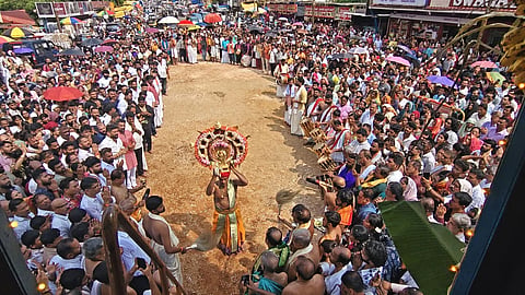 ಶ್ರೀ ಕ್ಷೇತ್ರ ಮಂಗಳಾದೇವಿಯಲ್ಲಿ ರಥಾರೋಹಣವನ್ನು ಸಹಸ್ರಾರು ಭಕ್ತರು ಕಣ್ತುಂಬಿಕೊಂಡರು.
