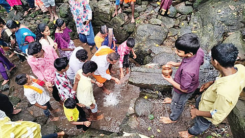 ದಂಬೆದ ಕಾಡಿನಲ್ಲಿ ದೇವರ ಜಳಕ, ಭಕ್ತರ ತೀರ್ಥಸ್ನಾನ ಮಾಡುತ್ತಿರುವ ದೃಶ್ಯ
