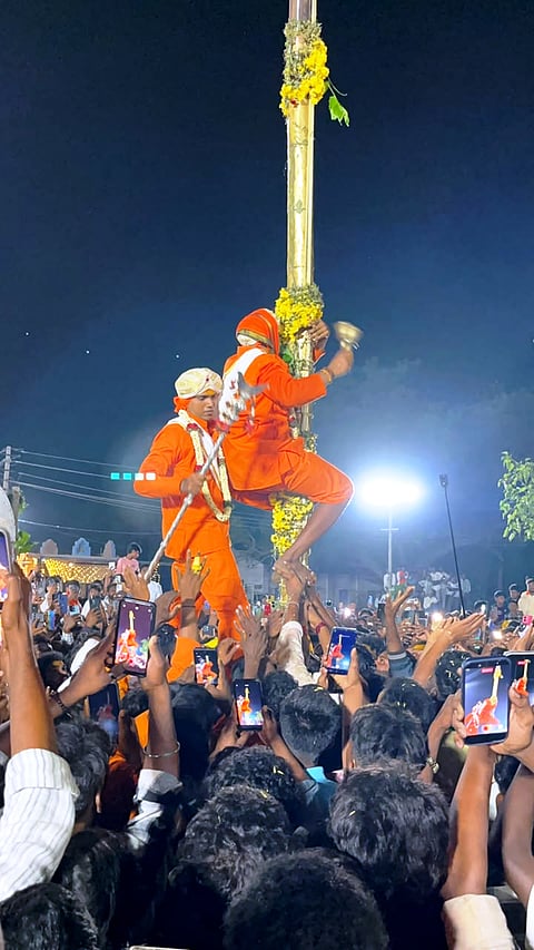 ಬೀರೂರಿನ ಮಹಾನವಮಿ ಬಯಲಿನಲ್ಲಿ ಶ್ರೀ ಮೈಲಾರಲಿಂಗೇಶ್ವರಸ್ವಾಮಿಯ ಕಾರ್ಣಿಕ ನಡೆಯಿತು.