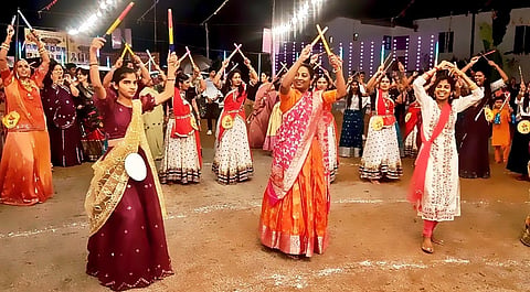 ಮೂಡಿಗೆರೆ: ನವರಾತ್ರಿ ಉತ್ಸವದಲ್ಲಿ ಮಹಿಳೆಯರು ಮತ್ತು ಮಕ್ಕಳೊಂದಿಗೆ ಶಾಸಕಿ ನಯನಾ ಮೋಟಮ್ಮ ದಾಂಡಿಯಾ ನೃತ್ಯ ಮಾಡಿದರು.