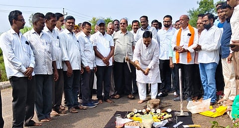 ಚಿಕ್ಕೋಡಿ ತಾಲೂಕಿನ ಕರೋಶಿ ಗ್ರಾಮದಲ್ಲಿ ಸೇತುವೆ ನಿರ್ಮಾಣ ಕಾಮಗಾರಿಗೆ ಶಾಸಕ ದುರ್ಯೋಧನ ಐಹೋಳೆ ಚಾಲನೆ ನೀಡಿದರು.