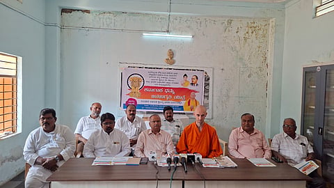 ವಿಜಯಪುರ ನಗರದಲ್ಲಿ ಬುದ್ಧ ವಿಹಾರ ನಿರ್ಮಾಣ ಸಮಿತಿ ಅಧ್ಯಕ್ಷ ರಾಜಶೇಖರ ಯಡಹಳ್ಳಿ ಸುದ್ದಿಗೋಷ್ಠಿ ನಡೆಸಿದರು. ಮುಖಂಡರಾದ ಶಶಿಕಾಂತ ಹೊನವಾಡಕರ, ಸಾಬು ಚಲವಾದಿ, ನಾಗರಾಜ ಲಂಬು ಇದ್ದಾರೆ.