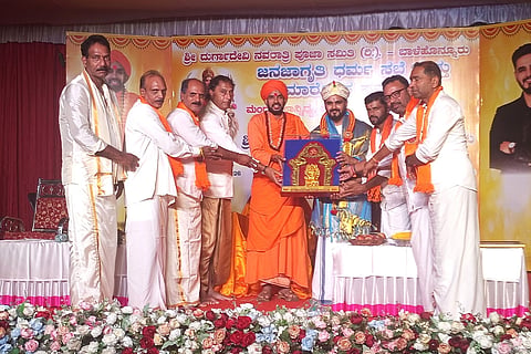ಬಾಳೆಹೊನ್ನೂರಿನ ದುರ್ಗಾದೇವಿ ನವರಾತ್ರಿ ಮಹೋತ್ಸವದಲ್ಲಿ ಲೇಖಕ ಡಾ. ರಾಹುಲ್ ದೇವರಾಜ್ ಅವರಿಗೆ ‘ಶ್ರೀದುರ್ಗಾ ಆಧುನಿಕ ನೀತಿ ಕಥೆಗಳ ರೂವಾರಿ’ ಪುರಸ್ಕಾರ ನೀಡಲಾಯಿತು. ಶ್ರೀ ಪ್ರಣವಾನಂದ ಸ್ವಾಮೀಜಿ, ಎಚ್.ಡಿ.ನಾಗೇಶ್ ಹೆಗ್ಡೆ, ಬಿ.ಚನ್ನಕೇಶವಗೌಡ ಇತರರಿದ್ದರು.