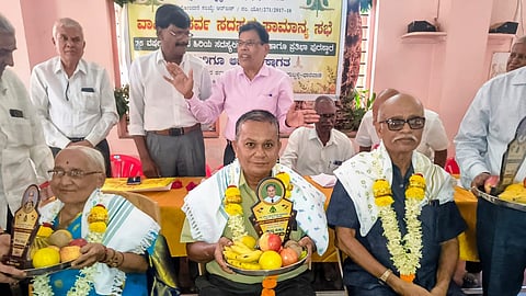 ಹುಬ್ಬಳ್ಳಿಯ ನವನಗರದಲ್ಲಿ ಏರ್ಪಡಿಸಿದ್ದ ರೇಷ್ಮೆ ಇಲಾಖೆ ನಿವೃತ್ತ ನೌಕರರ ಸಂದ ಸಭೆಯಲ್ಲಿ ಹಿರಿಯರನ್ನು ಸನ್ಮಾನಿಸಲಾಯಿತು. ಟಿ. ವೆಂಕಪ್ಪ, ಎಂ.ಎಂ. ಖಾಜಿ, ಬಿ.ಎ. ಗಾಣಿಗೇರ, ಎಂ.ಎಸ್. ಸವಣೂರ, ಎಂ.ಎನ್. ಮಠ, ಇತರರು ಇದ್ದರು.