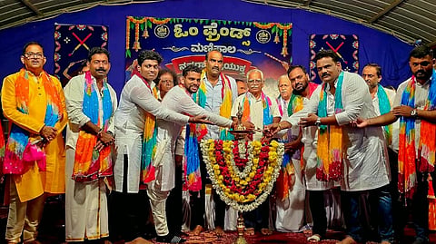 ಉಡುಪಿ ಮಣಿಪಾಲದಲ್ಲಿ ಆಯೋಜಿಸಿದ್ದ ದಾಂಡಿಯಾ ನೃತ್ಯವನ್ನು ಯಶ್ಪಾಲ್ ಸುವರ್ಣ ಉದ್ಘಾಟಿಸಿದರು. ನೇಶ ಅಮೀನ್, ದೀಪಕ ಕಿಣಿ, ನರಸಿಂಹ ನಾಯಕ, ದೇವೇಂದ್ರ ಪ್ರಭು, ದಿನೇಶ ಶೆಟ್ಟಿ ಹೆರ್ಗ, ನರಸಿಂಹ ಮೂರ್ತಿ, ಪಿ.ಜಿ. ಪಂಡಿತ ಇತರರಿದ್ದರು.