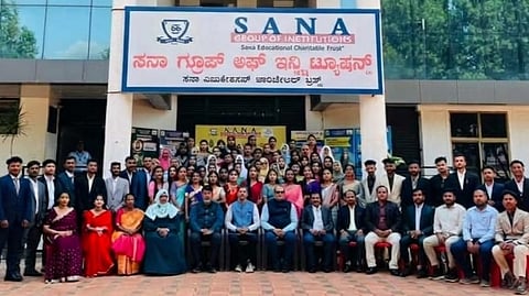 ಹುಬ್ಬಳ್ಳಿಯ ಸನಾ ಕಾಲೇಜಿನ ಬಿ.ಇಡಿ ವಿದ್ಯಾರ್ಥಿಗಳ ಬೀಳ್ಕೊಡುಗೆ ಸಮಾರಂಭದಲ್ಲಿ ಕವಿವಿ ಹಿರಿಯ ಉಪನ್ಯಾಸಕ ಡಾ. ಶೌಕತ ಅಜೀಮ್, ಮುಹಮ್ಮದ್ ಅಯೂಬ್ ಖಾನ್ ಸವಣೂರ, ಮೊಹಮ್ಮದ್ ತಾರೀಕ್ ಮುಜಾಹಿದ್ ಹಾಗೂ ಇತರರಿದ್ದರು.