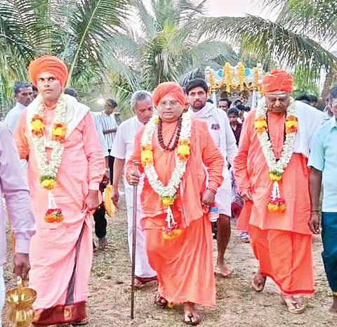 ಬನ್ನಿ ಮುಡಿಯುವ ಸ್ಥಳಕ್ಕೆ ಶ್ರೀ ಮಹಂತ ದೇಶೀಕೇಂದ್ರ ಸ್ವಾಮೀಜಿ, ಶ್ರೀ ಚನ್ನವೀರದೇಶೀಕೇಂದ್ರ ಸ್ವಾಮೀಜಿ, ಕಿರಿಯ ಅಭಿನವ ಸ್ವಾಮೀಜಿ ಆಗಮಿಸಿದರು.