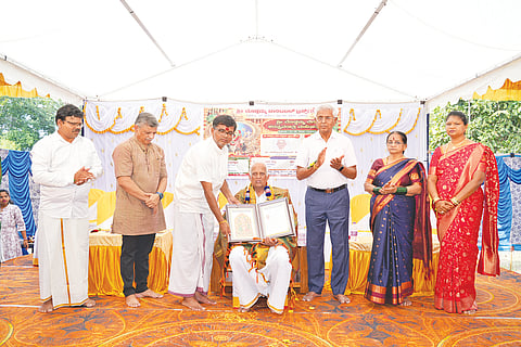 ಸೋಮಿನಕೊಪ್ಪದ ಕೆಎಚ್ಬಿ ಪ್ರೆಸ್ ಕಾಲನಿಯಲ್ಲಿ ನಡೆದ ಕಾರ್ಯಕ್ರಮದಲ್ಲಿ ಬಂಟ್ವಾಳದ ನಿವೃತ್ತ ಶಿಕ್ಷಕ ಕೆ.ನಾರಾಯಣ ನಾಯಕ್ ಅವರಿಗೆ ಶ್ರೀ ದೊಡ್ಡಮ್ಮ ದೇವಿ ಅನುಗ್ರಹ ರಾಷ್ಟ್ರೀಯ ಪ್ರಶಸ್ತಿ ನೀಡಿ ಗೌರವಿಸಲಾಯಿತು.