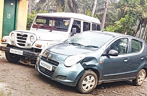 ಕಾಡಾನೆ ದಾಳಿಗೆ ಮರೂರು ಗ್ರಾಮದ ರಾಜು ಅವರ ಕಾರುಗಳು ಜಖಂಗೊಂಡಿರುವುದು.