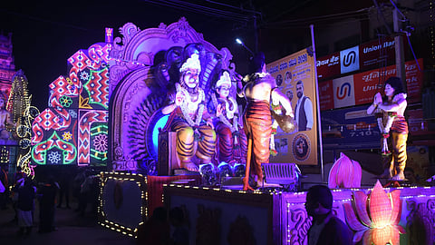 ಕಣ್ಮನ ತಣಿಸಿದ ದಶಮಂಟಪಗಳ ಮೆರವಣಿಗೆ
