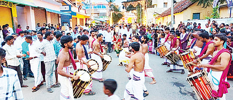 ಎಚ್.ಡಿ.ಕೋಟೆ ಪಟ್ಟಣದ ವರದರಾಜ ದೇವಾಲಯದ ಆವರಣದಿಂದ ವಿಜಯ ದಶಮಿಯ ಪ್ರಯುಕ್ತ ಚಾಮುಂಡೇಶ್ವರಿ ದೇವಿಯ ಮೆರವಣಿಗೆ ನಡೆಯಿತು.