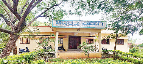 ಹುಣಸೂರು ತಾಲೂಕು ಕಟ್ಟೆಮಳಲವಾಡಿ ಗ್ರಾಮದ ಡಿ.ದೇವರಾಜ ಅರಸು ತಂಬಾಕು ಹರಾಜು ಮಾರುಕಟ್ಟೆ.