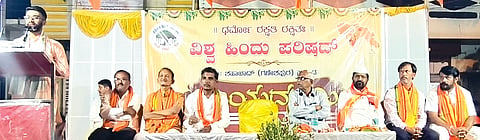 ಶಹಾಬಾದ್ನಲ್ಲಿ ವಿಶ್ವ ಹಿಂದೂ ಪರಿಷತ್ನಿಂದ ಆಯೋಜಿಸಿದ್ದ ದಸರಾ ಉತ್ಸವದಲ್ಲಿ ವಾಗ್ಮಿ ಅಮೋ ಸ್ವಾಮಿ ಹಿರೇಮಠ ಮಾತನಾಡಿದರು. ರಾಮು ಕುಸಾಳೆ, ದಿಲೀಪ್ ಯಲಶೆಟ್ಟಿ, ಭೀಮಾಶಂಕರ ಕುಂಬಾರ ಇತರರಿದ್ದರು.
