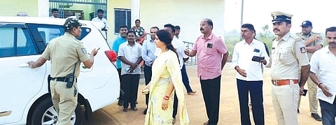 ಈಶಾನ್ಯ ಶಿಕ್ಷಕರ ಕ್ಷೇತ್ರದ ಚುನಾವಣೆಯ ನಿಮಿತ್ತ ಚಿಟಗುಪ್ಪ ತಾಲೂಕಿನ ಮನ್ನಾಎಖೇಳ್ಳಿ ಗ್ರಾಪಂ ಕಚೇರಿಯಲ್ಲಿರುವ ಮತದಾನ ಕೇಂದ್ರಕ್ಕೆ ಜಿಲ್ಲಾಧಿಕಾರಿ ಶಿಲ್ಪಾ ಶಮಾರ್ ಭೇಟಿ ನೀಡಿ ಪರಿಶೀಲಿಸಿದರು. ತಹಸೀಲ್ದಾರ್ ಮಂಜುನಾಥ ಪಂಚಾಳ, ಕಂದಾಯ ನಿರೀಕ್ಷಕ ಸಂಜೀವಕುಮಾರ ಕರೆನೋರ, ಪಿಎಸ್ಐ ವಸೀಮ್ ಪಟೇಲ್ ಇತರರಿದ್ದರು.
