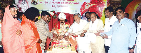 ನಾಲವಾರದ ಕೋರಿಸಿದ್ಧೇಶ್ವರ ಮಠದಲ್ಲಿ ಶ್ರೀ ಡಾ.ಸಿದ್ಧತೋಟೇಂದ್ರ ಶಿವಾಚಾರ್ಯರು ಕೇಕ್ ಕತ್ತರಿಸಿ ಜನ್ಮದಿನ ಆಚರಿಸಿಕೊಂಡಿದರು. ಶ್ರೀ ಸಿದ್ಧಚನ್ನಮಲ್ಲಿಕಾರ್ಜುನ ಶಿವಾಚಾರ್ಯ, ಶ್ರೀ ಚನ್ನರುದ್ರಮುನಿ ಶಿವಾಚಾರ್ಯ, ಶ್ರೀ ವಿಶ್ವಾರಾಧ್ಯ ಸ್ವಾಮೀಜಿ, ಚನ್ನಾರೆಡ್ಡಿ ಪಾಟೀಲ್, ಸಂಗಾರೆಡ್ಡಿಗೌಡ ಮಲ್ಹಾರ, ಸಾಯಿನಾಥ, ಮಹೇಶ ಸ್ವಾಮಿ ಇತರರಿದ್ದರು.